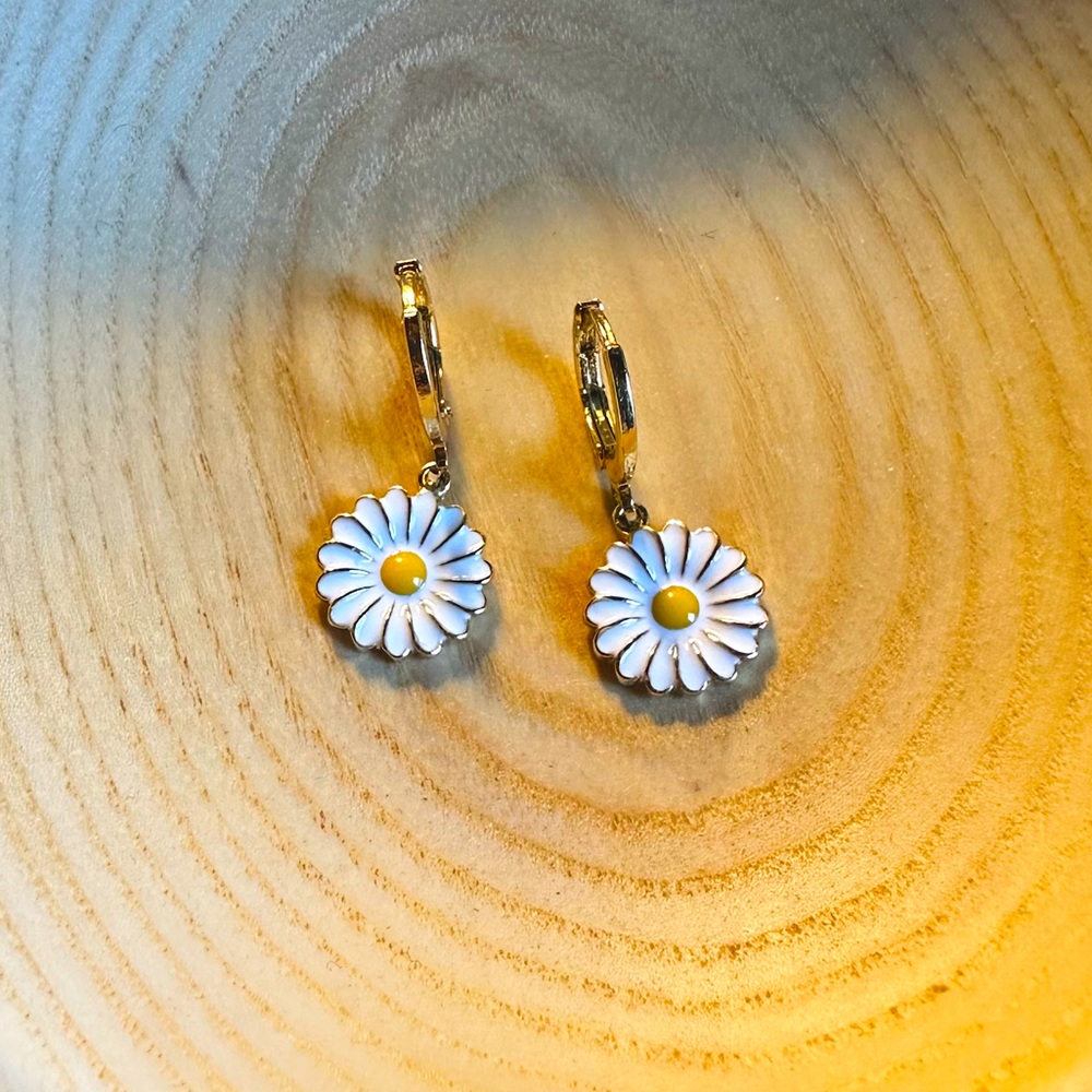 Gold-plated daisy drop earring